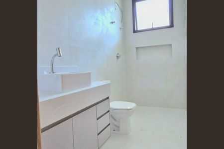 Casa à venda com 100m², 3 quartos e 2 vagas Casa à venda com 100m², 3 quartos e 2 vagasBanheiro da Suíte