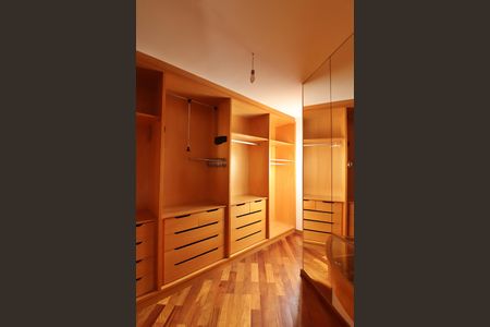 Casa de condomínio à venda com 642m², 3 quartos e 6 vagasSuíte 1 Closet