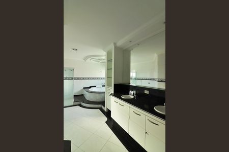 Casa de condomínio à venda com 642m², 3 quartos e 6 vagasSuíte 1 Banheiro