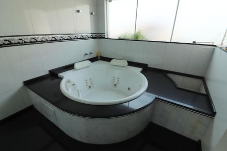 Casa de condomínio à venda com 642m², 3 quartos e 6 vagasSuíte 1 Banheiro