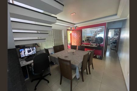 Casa à venda com 220m², 3 quartos e 5 vagas Casa à venda com 220m², 3 quartos e 5 vagasSala de Jantar