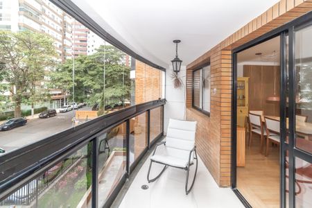 Apartamento à venda com 126m², 4 quartos e 2 vagas Apartamento à venda com 126m², 4 quartos e 2 vagasVaranda