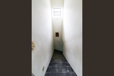 Casa à venda com 180m², 4 quartos e 2 vagas Casa à venda com 180m², 4 quartos e 2 vagasEscadas