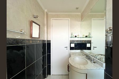 Apartamento à venda com 110m², 2 quartos e 3 vagas Apartamento à venda com 110m², 2 quartos e 3 vagasBanheiro da Suíte