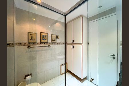 Apartamento à venda com 110m², 2 quartos e 3 vagas Apartamento à venda com 110m², 2 quartos e 3 vagasBanheiro Social