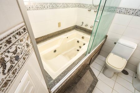 Apartamento à venda com 560m², 4 quartos e 5 vagas Apartamento à venda com 560m², 4 quartos e 5 vagasSuíte 4 Banheiro