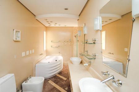 Apartamento à venda com 560m², 4 quartos e 5 vagas Apartamento à venda com 560m², 4 quartos e 5 vagasSuíte 2 Banheiro