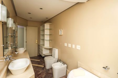 Apartamento à venda com 560m², 4 quartos e 5 vagas Apartamento à venda com 560m², 4 quartos e 5 vagasSuíte 2 Banheiro