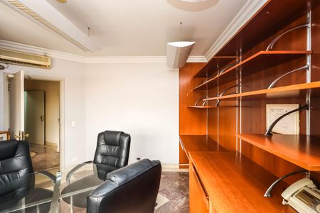 Apartamento à venda com 560m², 4 quartos e 5 vagas Apartamento à venda com 560m², 4 quartos e 5 vagasEscritório