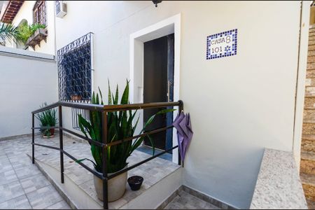 Casa à venda com 120m², 4 quartos e sem vaga Casa à venda com 120m², 4 quartos e sem vagaFachada