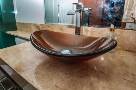 Apartamento à venda com 180m², 3 quartos e 4 vagas Apartamento à venda com 180m², 3 quartos e 4 vagasBanheiro da Suíte