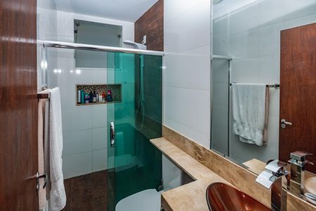 Apartamento à venda com 180m², 3 quartos e 4 vagas Apartamento à venda com 180m², 3 quartos e 4 vagasBanheiro da Suíte