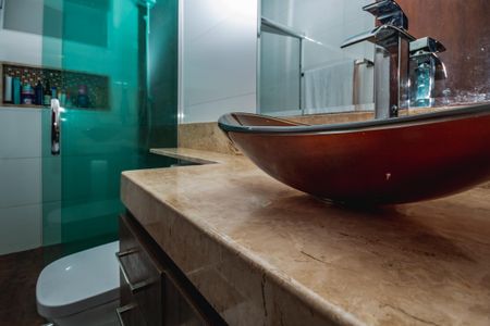 Apartamento à venda com 180m², 3 quartos e 4 vagas Apartamento à venda com 180m², 3 quartos e 4 vagasBanheiro da Suíte