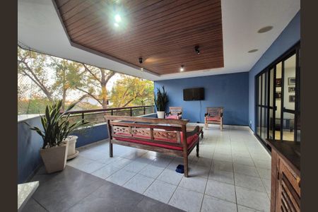 Apartamento à venda com 180m², 3 quartos e 2 vagas Apartamento à venda com 180m², 3 quartos e 2 vagasVaranda