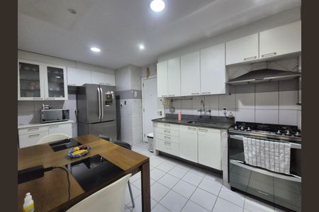 Apartamento à venda com 180m², 3 quartos e 2 vagas Apartamento à venda com 180m², 3 quartos e 2 vagasCozinha