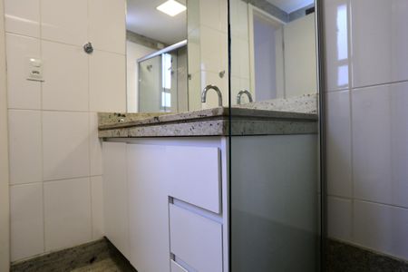 Apartamento à venda com 268m², 4 quartos e 6 vagasBanheiro da Suíte 2