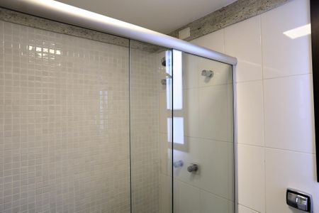 Apartamento à venda com 268m², 4 quartos e 6 vagasBanheiro da Suíte 2