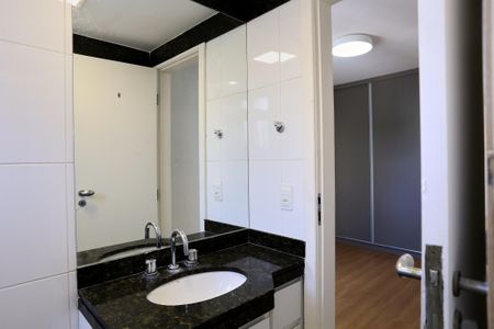 Apartamento à venda com 268m², 4 quartos e 6 vagasBanheiro da Suíte 1