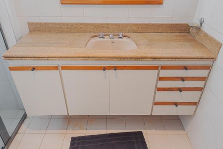 Apartamento à venda com 237m², 3 quartos e 3 vagasBanheiro da Suíte 2