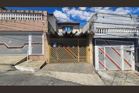 Casa à venda com 128m², 2 quartos e 2 vagas Casa à venda com 128m², 2 quartos e 2 vagasFachada