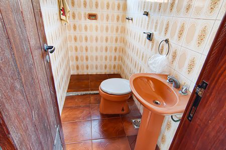 Casa de condomínio à venda com 235m², 4 quartos e 2 vagasBanheiro de Serviço