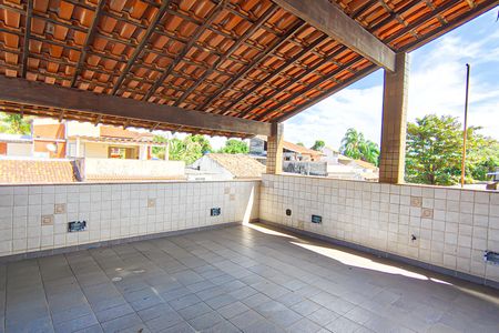 Casa de condomínio à venda com 235m², 4 quartos e 2 vagasterraço