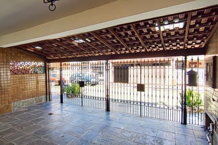 Casa de condomínio à venda com 235m², 4 quartos e 2 vagasfrente da casa