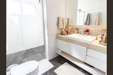 Apartamento à venda com 209m², 3 quartos e 4 vagas Apartamento à venda com 209m², 3 quartos e 4 vagasBanheiro da Suíte 1