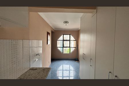 Apartamento à venda com 180m², 3 quartos e 2 vagas Apartamento à venda com 180m², 3 quartos e 2 vagasÁrea de Serviço