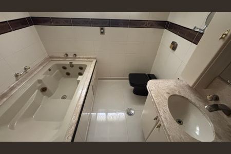 Apartamento à venda com 180m², 3 quartos e 2 vagas Apartamento à venda com 180m², 3 quartos e 2 vagasBanheiro da Suíte