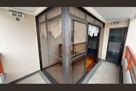 Apartamento à venda com 180m², 3 quartos e 2 vagas Apartamento à venda com 180m², 3 quartos e 2 vagasVaranda