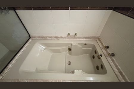 Apartamento à venda com 180m², 3 quartos e 2 vagas Apartamento à venda com 180m², 3 quartos e 2 vagasBanheiro da Suíte