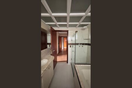 Apartamento à venda com 180m², 3 quartos e 2 vagas Apartamento à venda com 180m², 3 quartos e 2 vagasBanheiro da Suíte