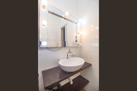 Banheiro de apartamento à venda com 1 quarto, 42m² em Menino Deus, Porto Alegre