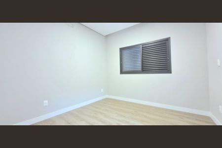 Casa de condomínio à venda com 525m², 3 quartos e 4 vagas Casa de condomínio à venda com 525m², 3 quartos e 4 vagasCloset Suíte 2