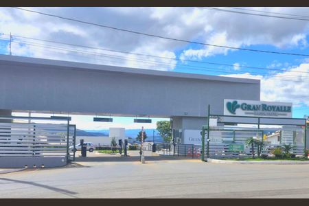 Casa de condomínio à venda com 525m², 3 quartos e 4 vagas Casa de condomínio à venda com 525m², 3 quartos e 4 vagasFachada