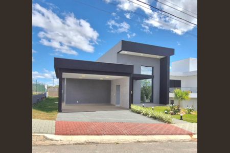 Casa de condomínio à venda com 525m², 3 quartos e 4 vagas Casa de condomínio à venda com 525m², 3 quartos e 4 vagasFachada