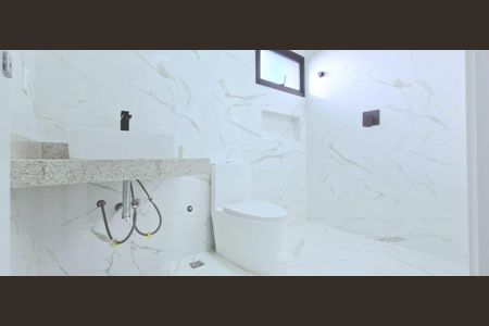 Casa de condomínio à venda com 525m², 3 quartos e 4 vagas Casa de condomínio à venda com 525m², 3 quartos e 4 vagasBanheiro semi suíte