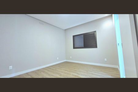 Casa de condomínio à venda com 525m², 3 quartos e 4 vagas Casa de condomínio à venda com 525m², 3 quartos e 4 vagasQuarto