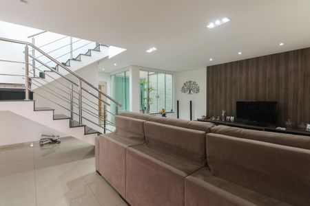 Casa à venda com 320m², 4 quartos e 7 vagasSala