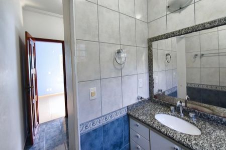 Casa à venda com 255m², 4 quartos e 2 vagas Casa à venda com 255m², 4 quartos e 2 vagasBanheiro Suíte