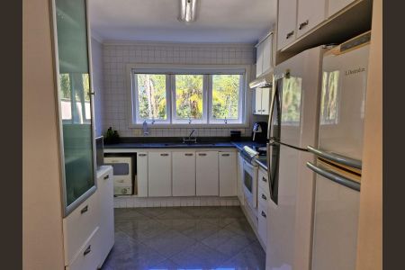Casa de condomínio à venda com 290m², 4 quartos e 6 vagas Casa de condomínio à venda com 290m², 4 quartos e 6 vagasCozinha