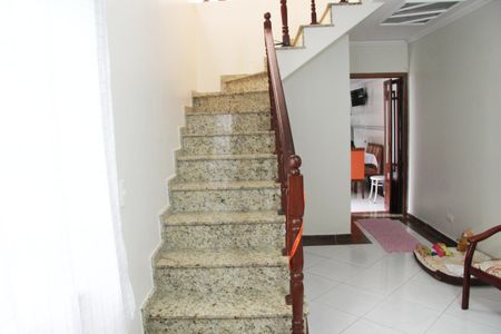 Casa para alugar com 205m², 2 quartos e 2 vagasEscada