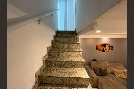 Casa à venda com 100m², 2 quartos e 1 vaga Casa à venda com 100m², 2 quartos e 1 vagaEscada
