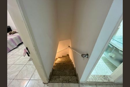 Casa à venda com 100m², 2 quartos e 1 vaga Casa à venda com 100m², 2 quartos e 1 vagaEscada