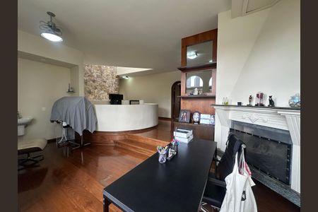 Casa à venda com 700m², 4 quartos e 4 vagas Casa à venda com 700m², 4 quartos e 4 vagasEscritório