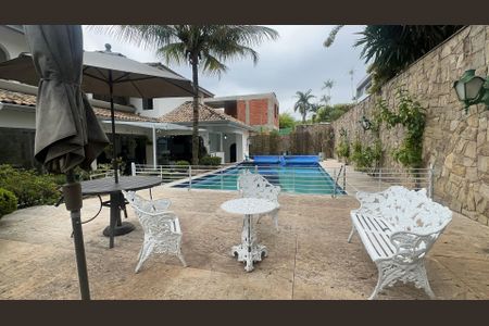 Casa à venda com 700m², 4 quartos e 4 vagas Casa à venda com 700m², 4 quartos e 4 vagasPiscina