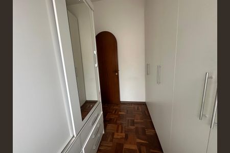 Casa à venda com 700m², 4 quartos e 4 vagas Casa à venda com 700m², 4 quartos e 4 vagasQuarto de Serviço