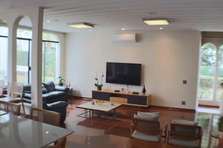 Casa à venda com 700m², 4 quartos e 4 vagas Casa à venda com 700m², 4 quartos e 4 vagasSala
