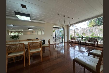 Casa à venda com 700m², 4 quartos e 4 vagas Casa à venda com 700m², 4 quartos e 4 vagasSala de Jantar